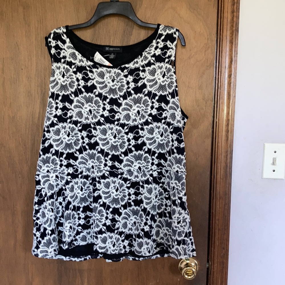 Inc sleeveless top with floral embroidered design size 2X - Picture 13 of 17